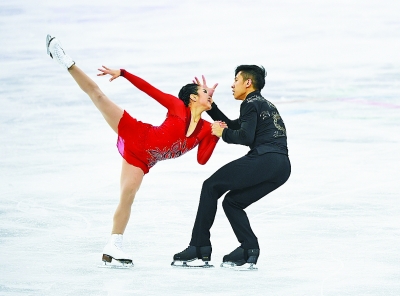  2月15日，中國選手隋文靜（左）／韓聰在自由滑比賽中。新華社發(fā)