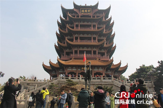 春節(jié)期間，游客在黃鶴樓前拍照留念。攝影：聶崢