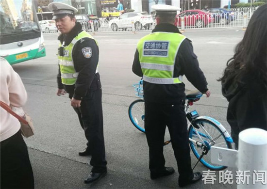 前面騎共享單車女生急剎車撿東西 讓后面的女生眼淚汪汪