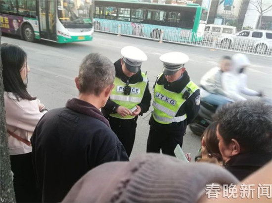 前面騎共享單車女生急剎車撿東西 讓后面的女生眼淚汪汪