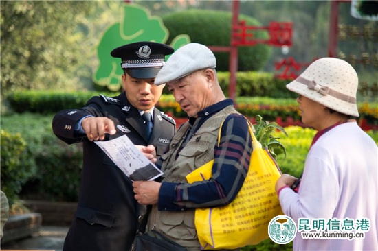 民警解答群眾咨詢