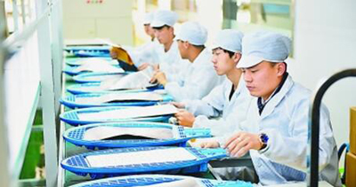 寧夏工商職業(yè)技術(shù)學(xué)院學(xué)生在校企合作實訓(xùn)中心進行LED路燈裝配。