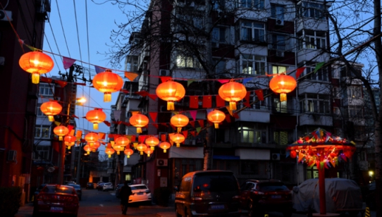 北大地西區(qū)社區(qū)內的紅燈籠和彩旗。