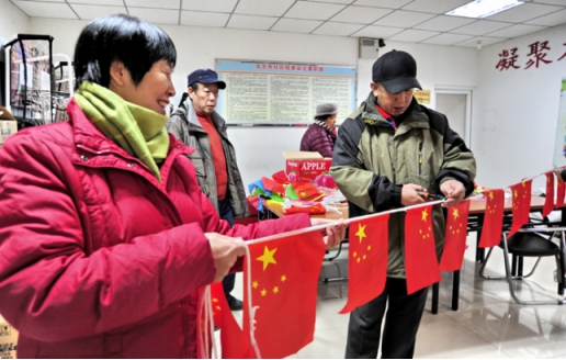 “巧巧手”志愿者幫扶隊隊員們正在制作燈籠和彩旗。