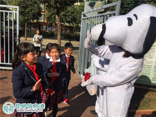 書林二小西苑分校開學(xué)發(fā)“紅包” 幸運(yùn)者可當(dāng)升旗手