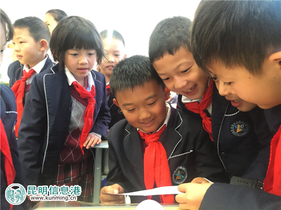 書林二小西苑分校開學(xué)發(fā)“紅包” 幸運(yùn)者可當(dāng)升旗手