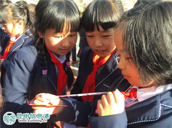 書林二小西苑分校開學(xué)發(fā)“紅包” 幸運(yùn)者可當(dāng)升旗手