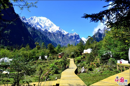 環(huán)貢嘎旅游線——燕子溝白雪紅石醉人心 環(huán)貢嘎旅游線——燕子溝白雪紅石醉人心