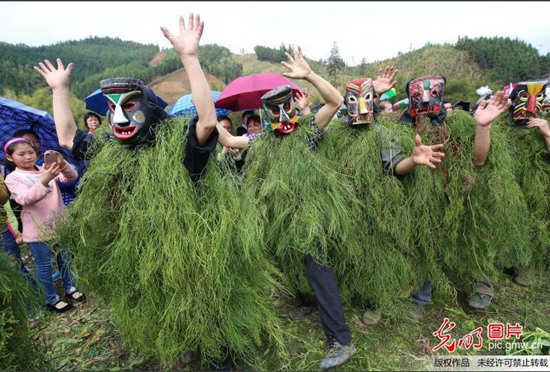 廣西融水青年舞“芒蒿”迎“驚蟄”