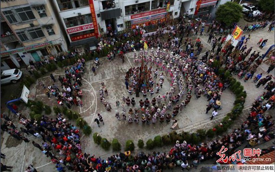 廣西融水青年舞“芒蒿”迎“驚蟄”
