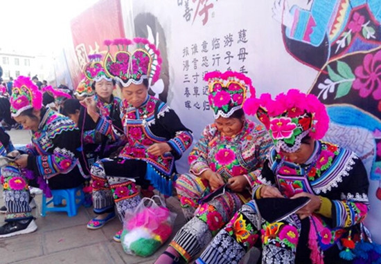 500位繡女現(xiàn)場(chǎng)秀技 千年彝繡展傳承之美