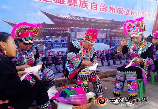 500位繡女現(xiàn)場(chǎng)秀技 千年彝繡展傳承之美