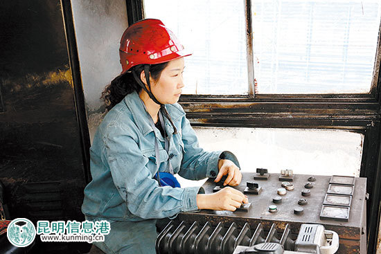 李麗正在操作堆取料機(jī)。