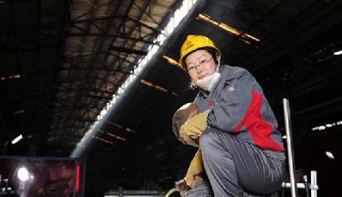 奮勇?tīng)?zhēng)先女焊將:用焊槍雕出“完美藝術(shù)品” 奮勇?tīng)?zhēng)先女焊將:用焊槍雕出“完美藝術(shù)品”