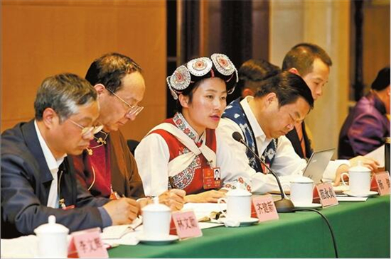 云南代表團(tuán)繼續(xù)分組審議憲法修正案草案修改稿等 云南代表團(tuán)繼續(xù)分組審議憲法修正案草案修改稿等