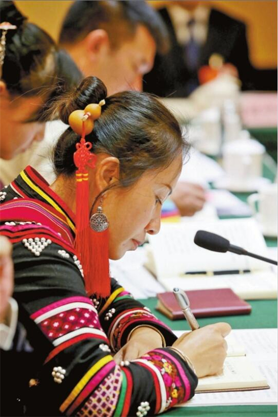 云南代表團(tuán)繼續(xù)分組審議憲法修正案草案修改稿等 云南代表團(tuán)繼續(xù)分組審議憲法修正案草案修改稿等