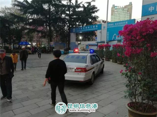 外地人到昆明看病路不熟焦急鳴笛 民警讀懂“笛音”駕警車引路 外地人到昆明看病路不熟焦急鳴笛 民警讀懂“笛音”駕警車引路