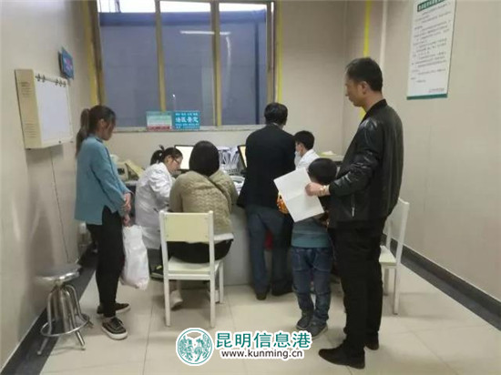 外地人到昆明看病路不熟焦急鳴笛 民警讀懂“笛音”駕警車引路 外地人到昆明看病路不熟焦急鳴笛 民警讀懂“笛音”駕警車引路