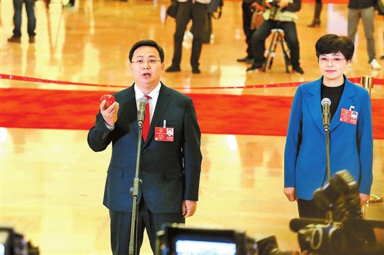 郭大進代表亮相“代表通道”——我為金蘋果“代言”