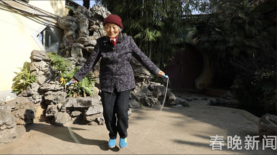 昆明93歲老奶奶堅持跳繩10多年 一口氣能跳28下 昆明93歲老奶奶堅持跳繩10多年 一口氣能跳28下