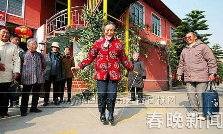 昆明93歲老奶奶堅持跳繩10多年 一口氣能跳28下 昆明93歲老奶奶堅持跳繩10多年 一口氣能跳28下