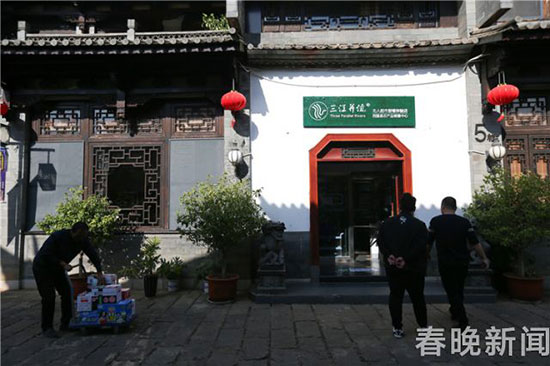 掃碼開門 自動結(jié)賬 昆明首家無人超市落地云南民族村 掃碼開門 自動結(jié)賬 昆明首家無人超市落地云南民族村