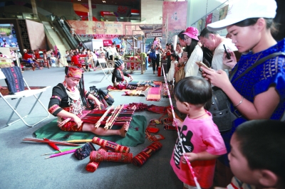 傳統(tǒng)織造技藝競技活動吸引了眾多年輕觀眾。記者 陳曦/攝