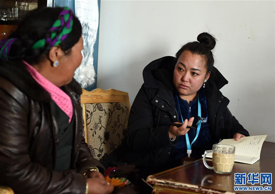  索朗央吉（右）與村民商量編制規(guī)劃（3月6日攝）。新華社記者 覺果 攝