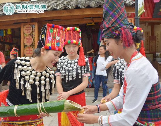 醇香的水酒向游客送上祝福。供圖