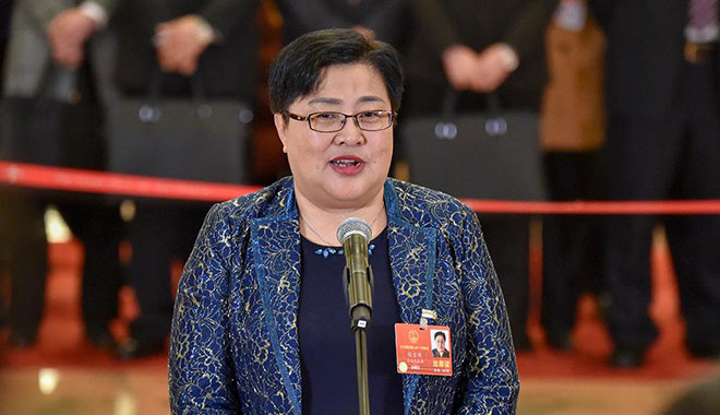 全國人大代表張寶艷在“代表通道”接受采訪。（人民網(wǎng)記者 翁奇羽 攝）