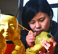 河北“三癡齋”泥塑大院的農(nóng)家藝人在制作泥塑福娃。新華社發(fā)