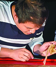 安徽博物院文物科技保護(hù)中心書(shū)畫(huà)修復(fù)師在修補(bǔ)一張古畫(huà)。新華社發(fā)