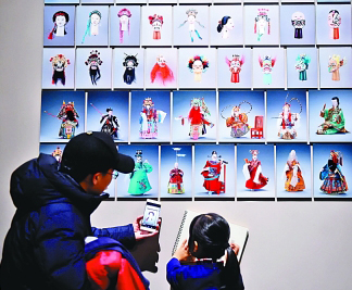 國(guó)家博物館，一名小朋友在木偶藝術(shù)展上寫(xiě)生。新華社發(fā)