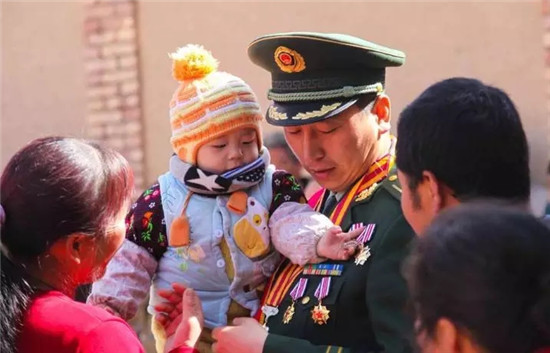 軍微觀兩會｜增強軍人榮譽感，讓全社會看到戰(zhàn)旗上的鐵血榮光