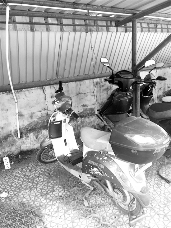 電源隨意分支 昆明電動(dòng)車停車棚安全隱患大 電源隨意分支 昆明電動(dòng)車停車棚安全隱患大