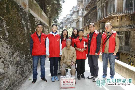 昆明之美志愿者“二月二龍?zhí)ь^”日為低保戶理發(fā)