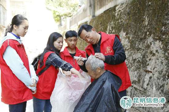昆明之美志愿者“二月二龍?zhí)ь^”日為低保戶理發(fā)
