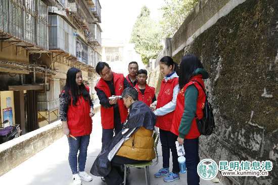 昆明之美志愿者“二月二龍?zhí)ь^”日為低保戶理發(fā)