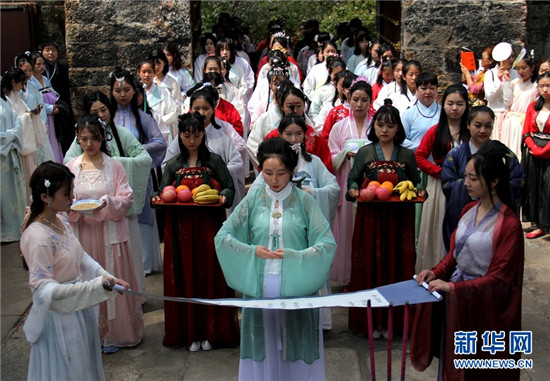 昆明數(shù)百名“漢服女孩”共慶花朝節(jié) 衣袂飄飄古韻十足 昆明數(shù)百名“漢服女孩”共慶花朝節(jié) 衣袂飄飄古韻十足