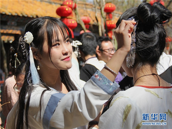昆明數(shù)百名“漢服女孩”共慶花朝節(jié) 衣袂飄飄古韻十足 昆明數(shù)百名“漢服女孩”共慶花朝節(jié) 衣袂飄飄古韻十足