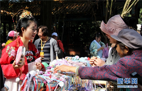 昆明數(shù)百名“漢服女孩”共慶花朝節(jié) 衣袂飄飄古韻十足 昆明數(shù)百名“漢服女孩”共慶花朝節(jié) 衣袂飄飄古韻十足