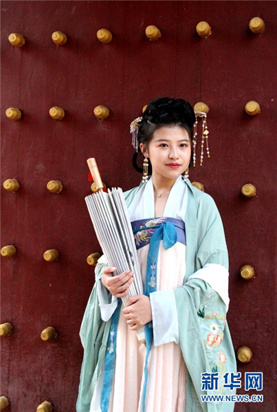 昆明數(shù)百名“漢服女孩”共慶花朝節(jié) 衣袂飄飄古韻十足 昆明數(shù)百名“漢服女孩”共慶花朝節(jié) 衣袂飄飄古韻十足