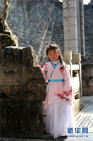 昆明數(shù)百名“漢服女孩”共慶花朝節(jié) 衣袂飄飄古韻十足 昆明數(shù)百名“漢服女孩”共慶花朝節(jié) 衣袂飄飄古韻十足