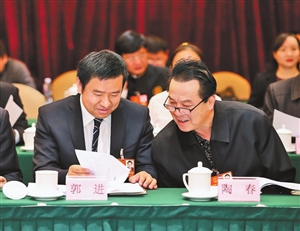 參加全國兩會的云南代表們圍繞政府工作報告熱烈討論，深入交流。本報記者 雷桐蘇 攝