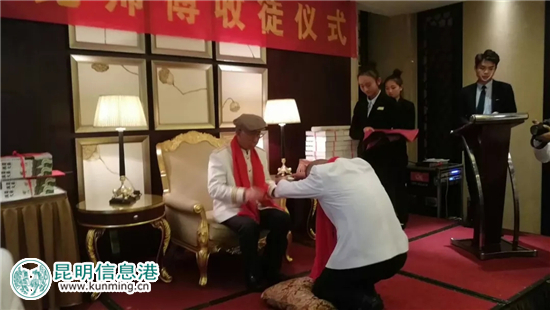 元老級(jí)滇菜大師張?jiān)ダ?3月18日喜收8名新弟子 元老級(jí)滇菜大師張?jiān)ダ?3月18日喜收8名新弟子