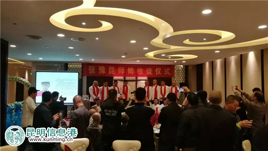 元老級(jí)滇菜大師張?jiān)ダ?3月18日喜收8名新弟子 元老級(jí)滇菜大師張?jiān)ダ?3月18日喜收8名新弟子