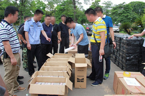 圖為對(duì)查獲的香煙進(jìn)行抽檢送檢