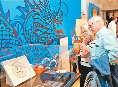 外國觀眾在雅典赫拉克萊冬博物館“中國古代科技展”上觀看展品。 圖片來源：新華社