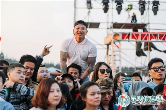 鄭鈞許巍領(lǐng)銜 2018云南騰沖啟迪風(fēng)馬音樂藝術(shù)節(jié)燃爆邊城 鄭鈞許巍領(lǐng)銜 2018云南騰沖啟迪風(fēng)馬音樂藝術(shù)節(jié)燃爆邊城