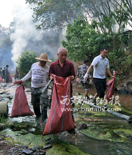 景洪開展“清河行動” 勐養(yǎng)河銀河五組段清理垃圾15噸